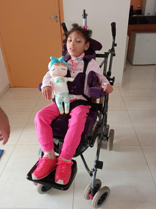 Foto 5 de 5 — Ajude a Irene: Família realiza campanha para conseguir nova cadeira de rodas para garotinha